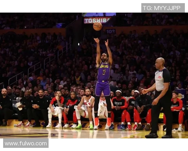 勇士与快船激战中格林遭遇精彩盖帽引发热议 勇士与快船激战中格林遭遇精彩盖帽引发热议